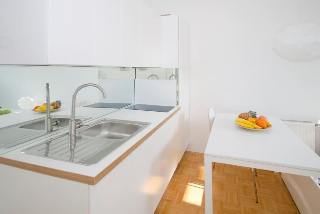 The Cute, Sunny Apartment In The Center +P リュブリャナ エクステリア 写真
